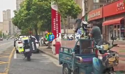 淮安一辅警早起贴单忙
