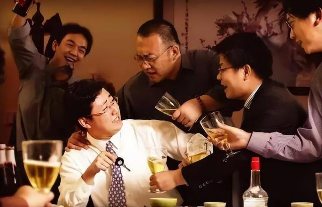 小伙酒桌殷勤敬酒，搞砸了饭局职场一些你不得不懂的人情世故
