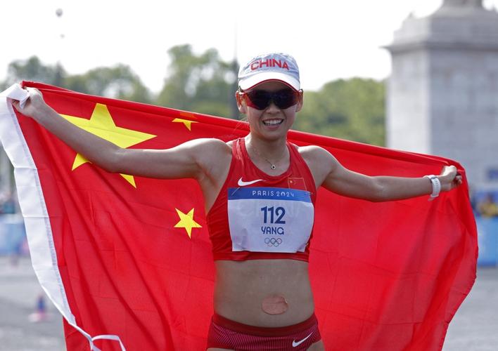 杨家玉比赛中贴肚脐，西媒中国文化认为肚脐是一座精神宫殿