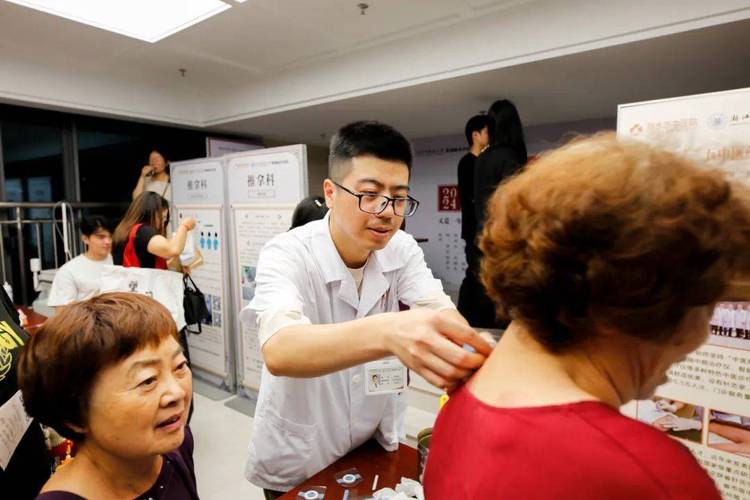杭州市民畅游养生夜市沉浸式体验中医潮生活