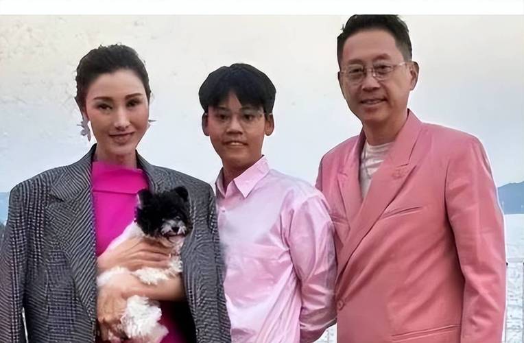 李嘉欣与许建彤豪门母子的幸福生活与亲子时光