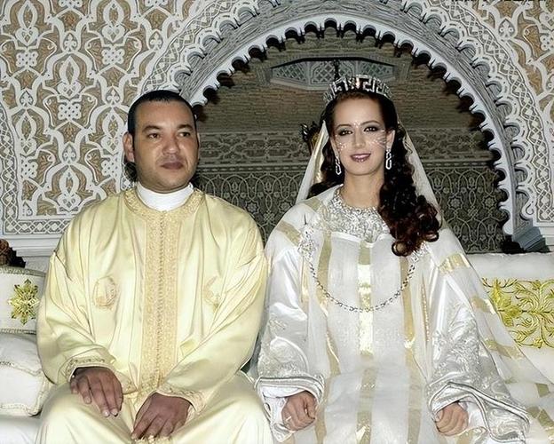 “消失”7年的摩洛哥王妃和儿女度假发福了,当年一头红发多美
