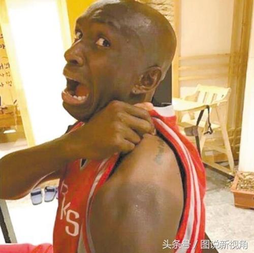 “什么。原来黑人也会晒黑。”哈哈哈哈哈这太阳可真毒辣