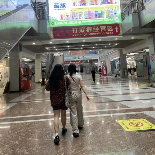 女生带人逛义乌小商品市场突然火了订单排到半个月后