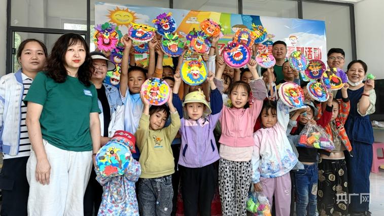 青海西宁塔尔沟村创意黏土画快乐度暑假