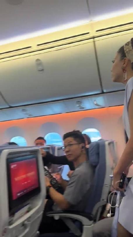 孩子坐飞机哭闹往头等舱跑飞机晚点宝妈前面有空位为什么不行