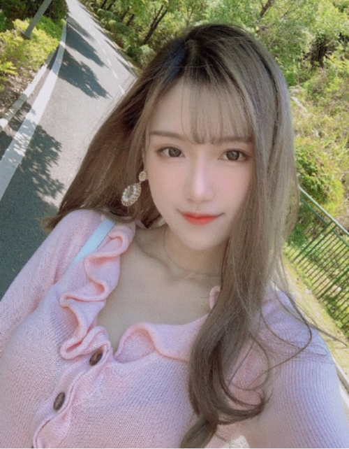 腐团儿再秀美腿写真照,配图文案却令人遐想,然而还是不如小钰