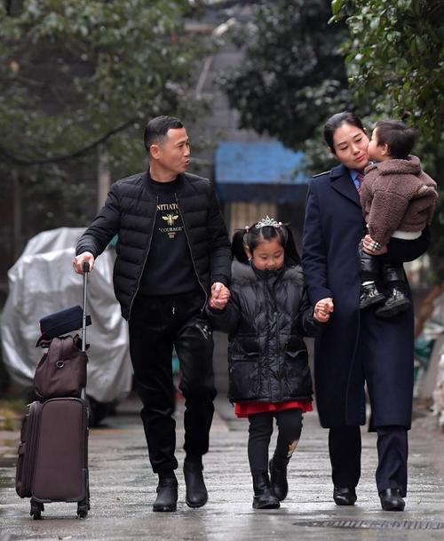 关注春运-图片故事阿静的全家福