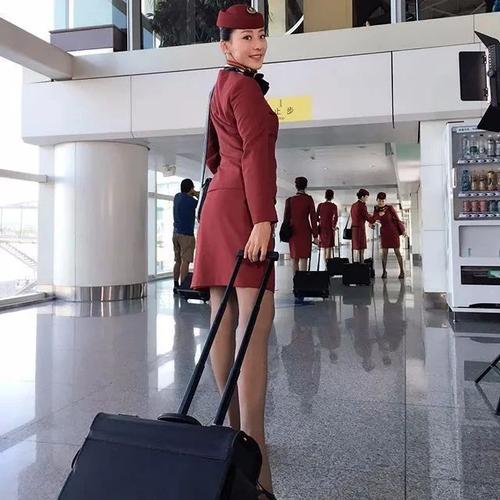 飞机上应该如何称呼空姐。这样的叫法最礼貌,下次不要再乱喊了
