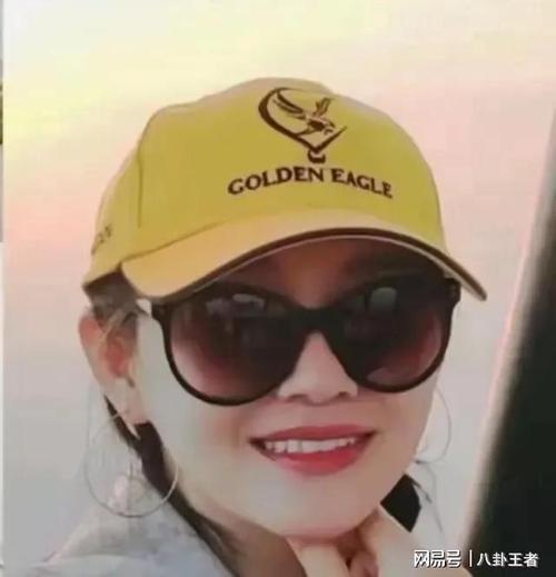 来真的。疑似大s参加综艺节目形象曝光,戴鸭舌帽显年轻很幼态