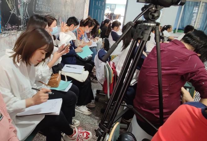 推门听课共研互学相长共进大北街小学教研联盟“推门听课”活动