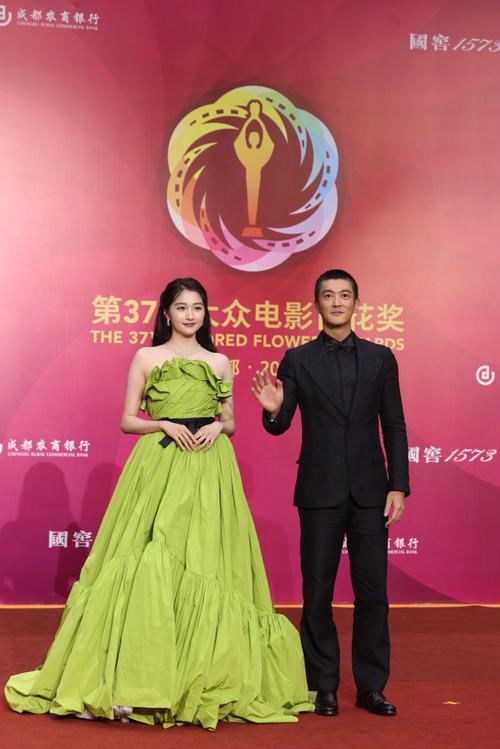百花奖红毯趣事多，关晓彤杜江携手闹“囧”记霍思燕神补刀