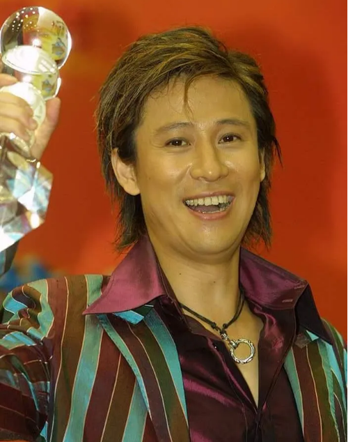 56岁解晓东现身养老院,昔日巨星如今穿着邋遢,手提布袋落差巨大