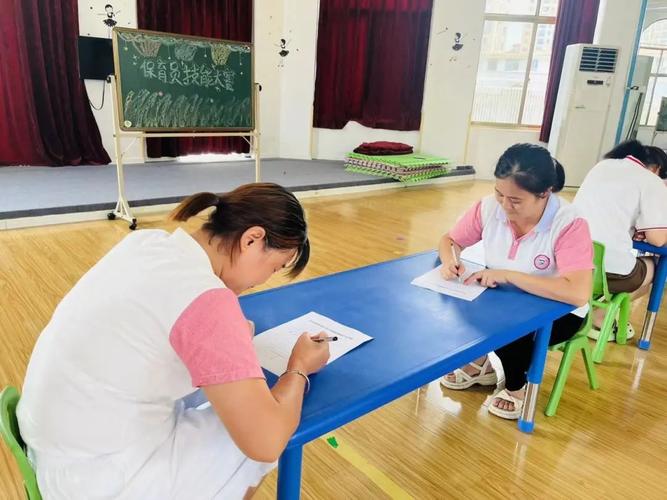 幼儿园保育员的工作就是打扫、擦洗、喂饭吗。当然不是