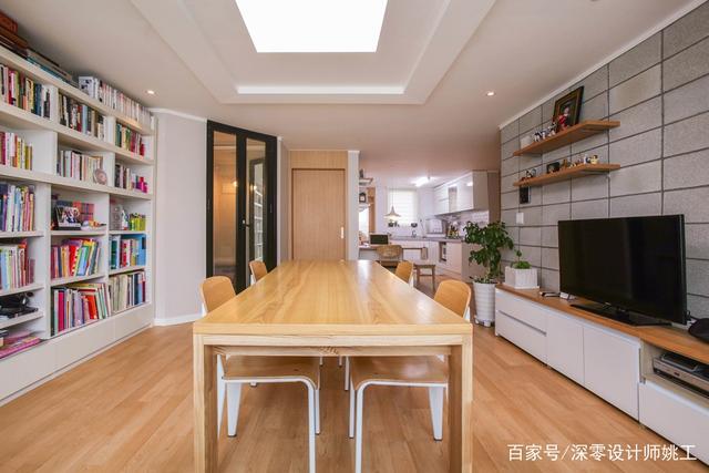 我家客厅不放沙发和茶几,改用长桌+地台组合,室内开阔又实用