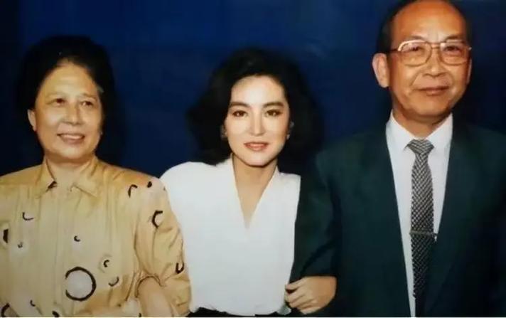 林青霞“全家福”照片曝光个个是高颜值,网友没一个丑人啊。