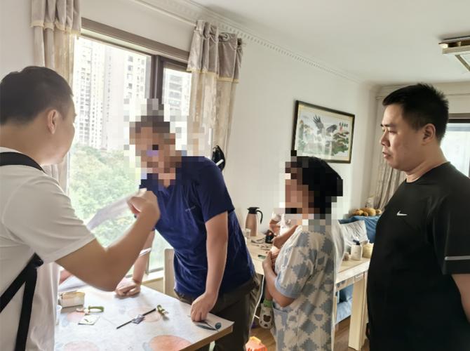 福建网警破获一起非法获取独家授权视频的黑客案件，嫌疑人制作并出售100余个非法App