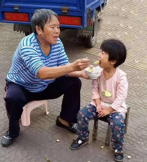老人给孩子夹菜会传染牙病吗。听了张文宏教授建议后，我决定分餐