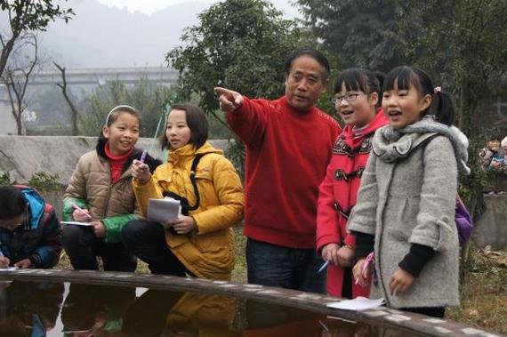 靳朝忠童心不泯耕耘“中国儿童文学之乡”