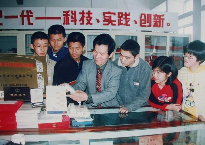 省特级教师、“小发明之父”洪景椿让科学小发明风靡校园|寻找温州教育大先生