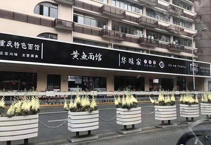 权力越界江西上饶要求店铺招牌只能有店面名称，不符合都拆