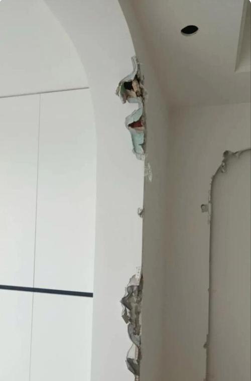 装修公司与油漆工冲突，小区房屋被砸损失万元