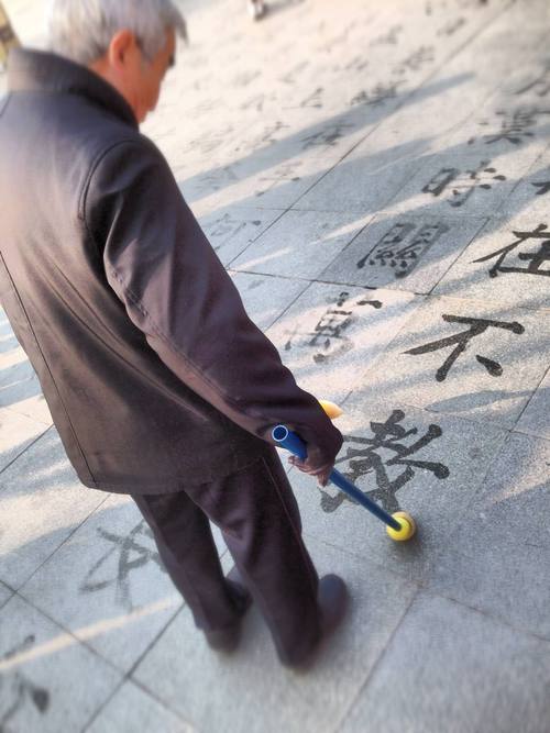 湘潭老党员用“空心字”抄写名著500万字