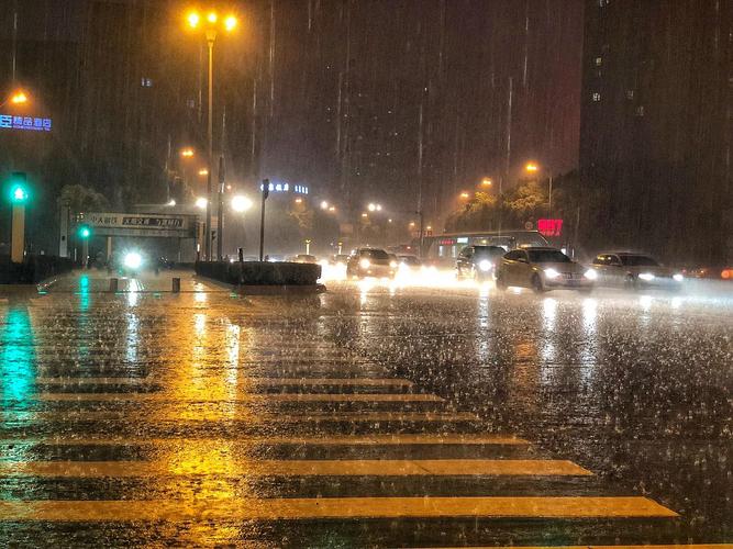 这个充满暴雨的夏天,还只是一个开始