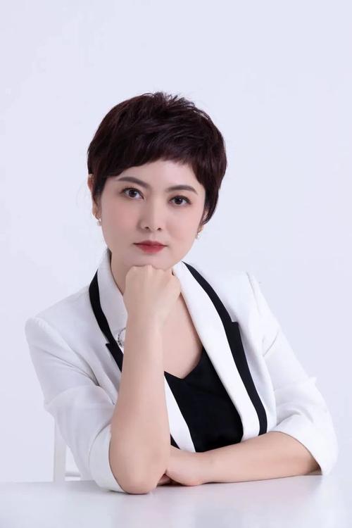 第2届中国播音主持“金声奖”获奖名单公布我台主持人李佳等20名播音员主持人敲响“金声”