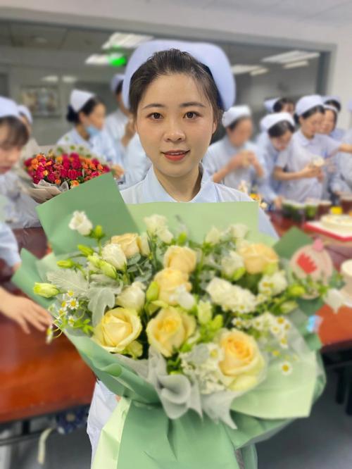 “44岁不再续聘”明显违法,护士自己也要反思