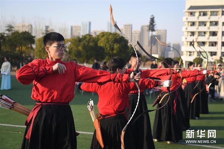 大学生张弓“射礼”弘扬传统文化