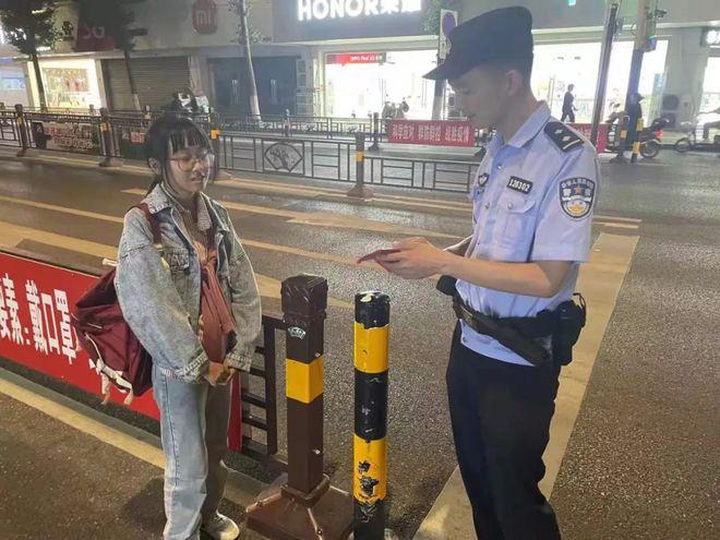 兴化一初中女生捡到300元现金,秋夜十字街头主动报警找失主