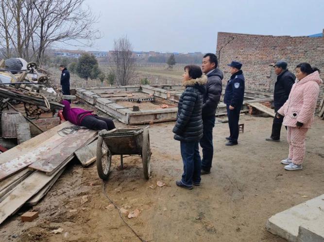 因邻里纠纷,来沪女子在全裸情况下被警察裹布抬走还被送进精神病院。事情经过…