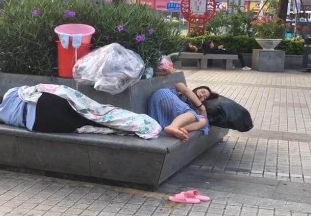 深圳流浪“时尚女”，别人给钱她也不要，路人疑似被情感伤过
