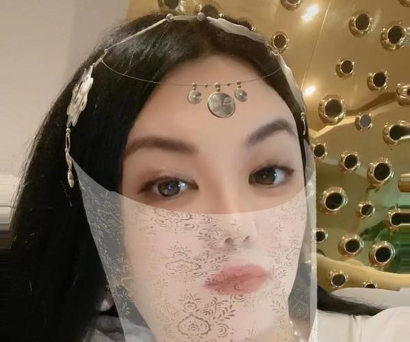李湘深夜晒自拍照,脖子上戴百万珍珠项链,嘟嘴做亲吻状红光满面