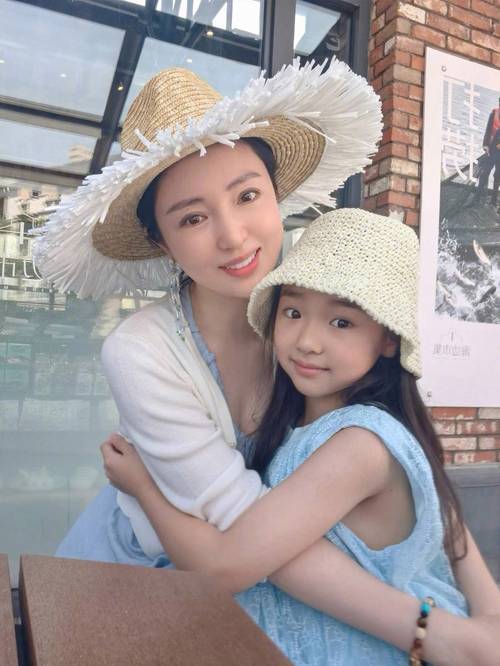 董璇晒蓝裙草帽夏日亲子照，女儿眉眼清秀超可爱