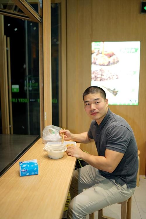 部队打菜有猫腻，你想谁值日打饭。同年兵或士官班长。勺子差距大