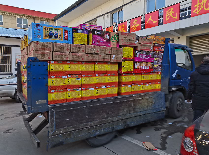 相邻副食店quot;攀比quot;进货烟花店主均被行拘