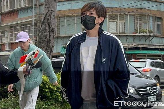 画面曝光炎亚纶牛皮纸袋装150万,亲赴士院办交保