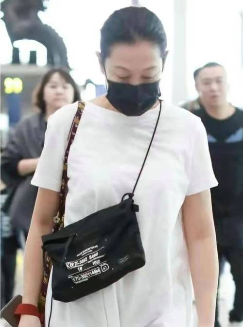 刘若英的豪门生活真松弛穿长衫背布包，一身大妈式打扮太接地气