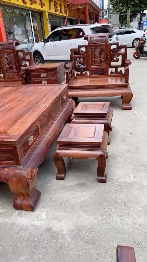 鉴赏巴里黄檀餐桌及沙发图片，告诉你清韵巴里黄檀家具有多美