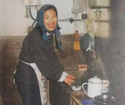 二大娘的表妹年轻漂亮，为了爱情放弃前程，命运多舛至今不后悔