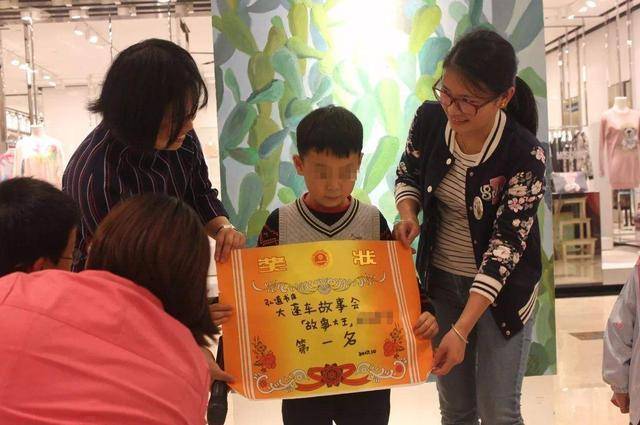 孩子得奖状,妈妈在朋友圈晒照炫耀却被人嘲讽谁家不是好孩子。