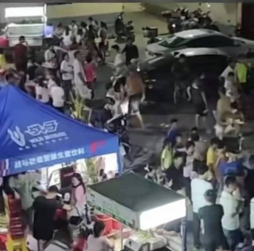 全红婵老家的夜晚,热闹的堪比大城市,人们都在全红婵家拍照打卡