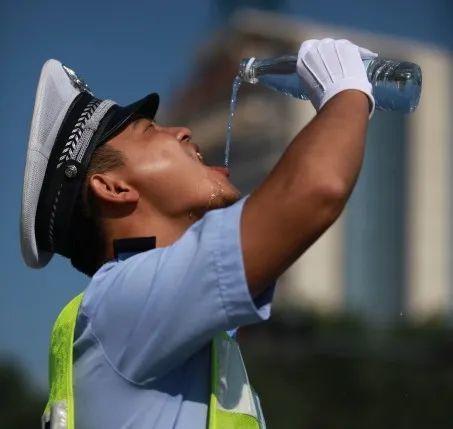 交警梁柏嘉做好平凡工作生活中的每一件小事