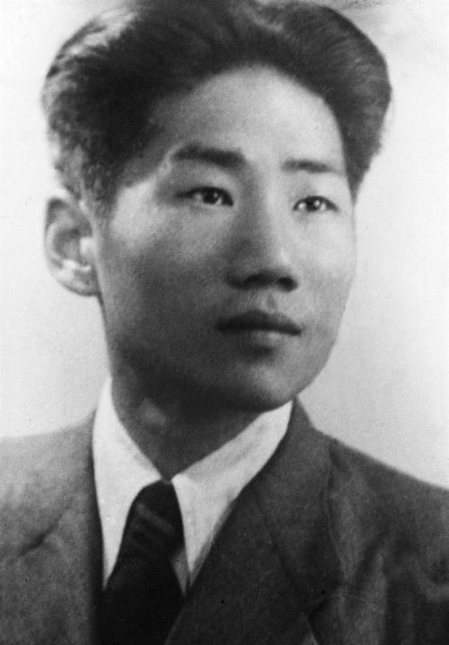 这是毛岸英在赴朝前夕，亲笔填写的这简历表韧