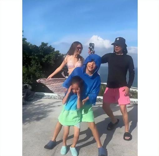 应采儿曝一家四口跳舞视频,应采儿穿比基尼火辣无比,幼子最调皮