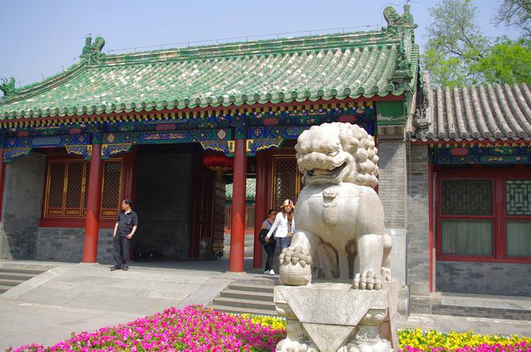 《极品亲王府》她假装自己病危，靠空间将王府库房搬空
