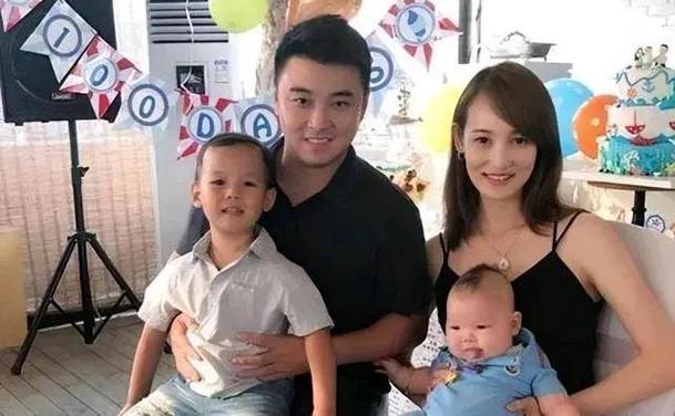 王皓卡点为老婆庆37岁生日,送香奈儿项链好浪漫,宠溺亲吻显恩爱