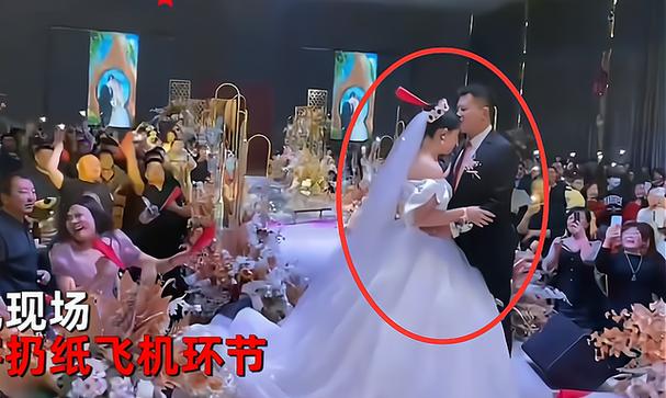 婚礼发生“小事故”，纸飞机扎新娘头顶上，网友这是鸿运当头